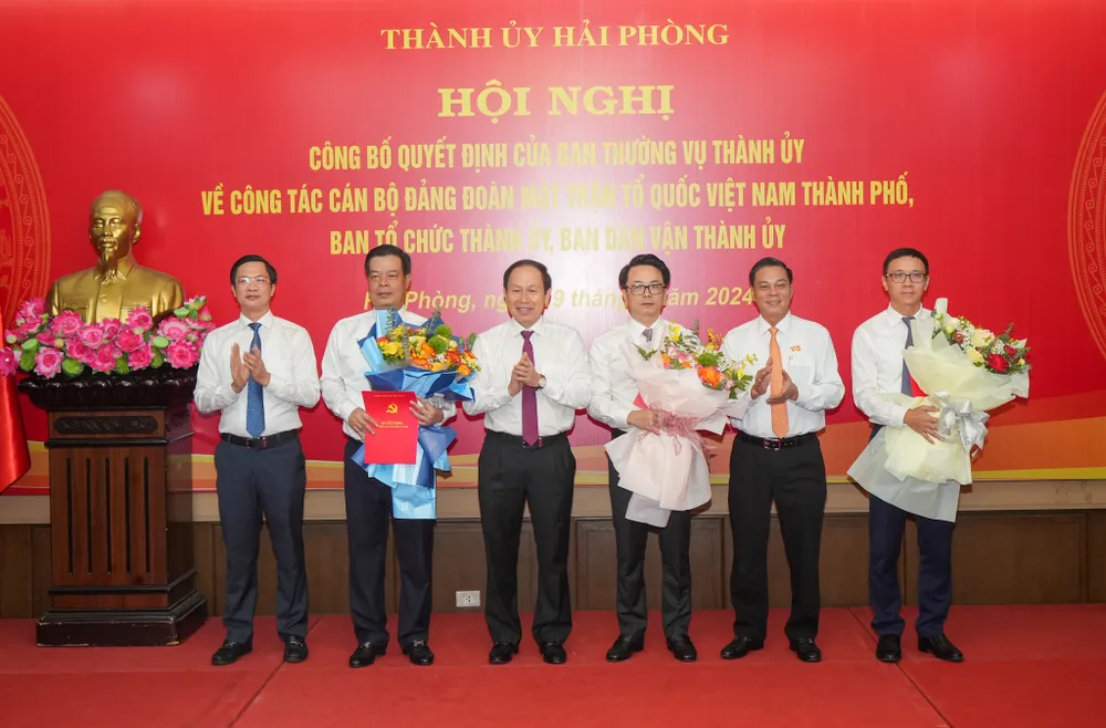 Bí thư Thành uỷ Hải Phòng Lê Tiến Châu trao Quyết định cho các đồng chí được bổ nhiệm. Ảnh: ĐT Bí thư Thành uỷ Hải Phòng Lê Tiến Châu trao Quyết định cho các đồng chí được bổ nhiệm. Ảnh: ĐT