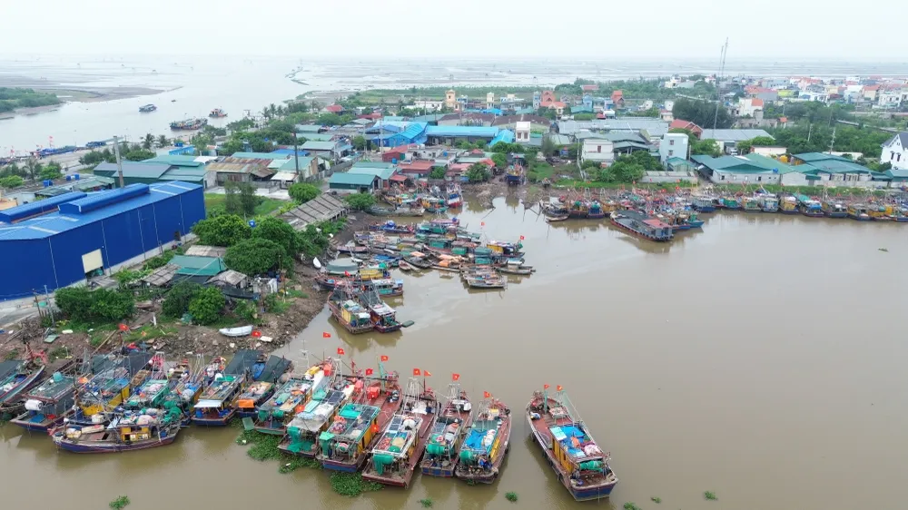 Các tàu cá trở về cảng Cửa Lân (huyện Tiền Hải, Thái Bình) để tránh trú trước cơn bão số 2. Ảnh: NGỌC SƠN Các tàu cá trở về cảng Cửa Lân (huyện Tiền Hải, Thái Bình) để tránh trú trước cơn bão số 2. Ảnh: NGỌC SƠN