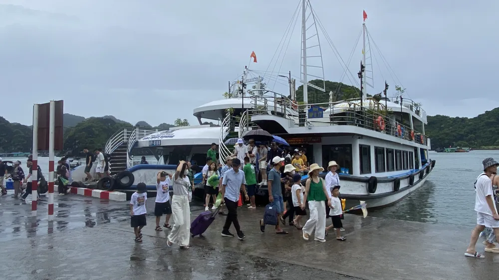 Nhiều du khách trên đảo Cát Bà không thể về đất liền do ảnh hưởng của cơn bão số 2. Ảnh: XUÂN THUỶ con-gan-4-nghin-khach-bi-mac-ket-do-bao-so-2-nhieu-khach-san-o-cat-ba-giam-gia-50-ho-tro-khach-.jpg