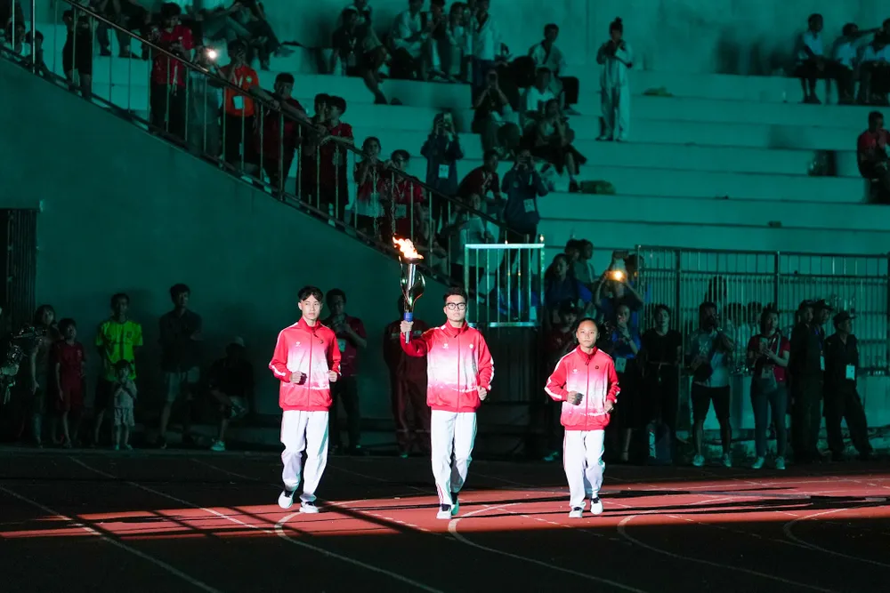 Rước đuốc tiến vào lễ đài. Ảnh: ĐT khai-mac-hoi-khoe-phu-dong-toan-quoc-lan-thu-10-hoi-khoe-co-quy-mo-lon-nhat-tu-truoc-toi-nay-3.jpg