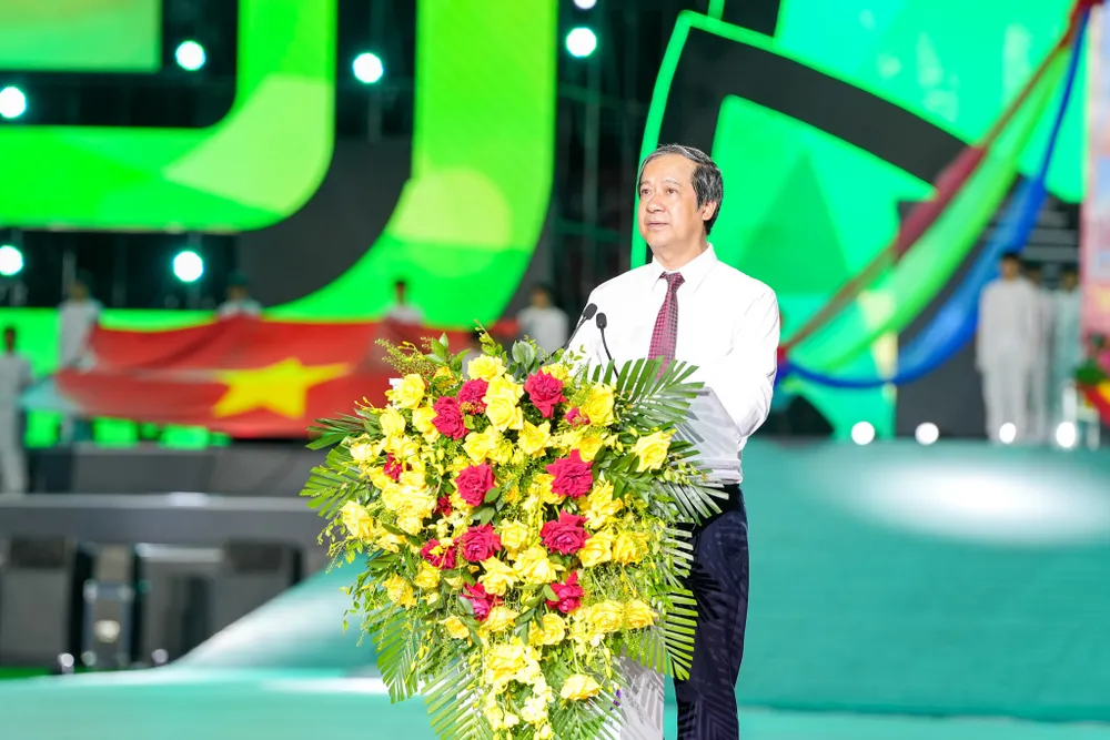 Bộ trưởng Bộ Giáo dục và Đào tạo Nguyễn Kim Sơn phát biểu khai mạc Hội khoẻ Phù Đổng toàn quốc lần thứ 10. Ảnh: ĐT khai-mac-hoi-khoe-phu-dong-toan-quoc-lan-thu-10-hoi-khoe-co-quy-mo-lon-nhat-tu-truoc-toi-nay-5.jpg
