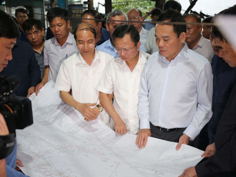 Phó Thủ tướng Chính phủ Trần Lưu Quang kiểm tra tại cửa lò thông gió Giếng chính +32 - 188 Công ty Than Hòn Gai - TKV pho-thu-tuong-tran-luu-quang-kiem-tra-cong-tac-khac-phuc-hau-qua-tai-nan-ham-lo-khien-5-cong-nhan-thiet-mang-o-quang-ninh-1.jpg
