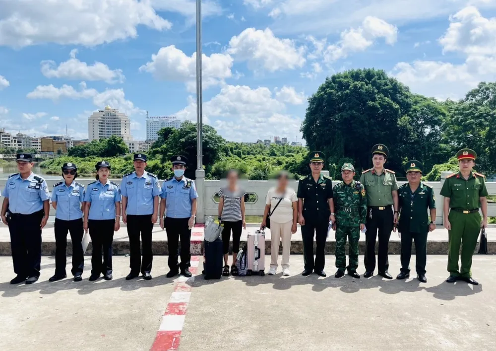Cục Công an TP Đông Hưng (Trung Quốc) bàn giao chị K (áo sọc đen trắng) về Việt Nam sau 28 năm bị lừa bán sang Trung Quốc. Ảnh: CAQN Cục Công an TP Đông Hưng (Trung Quốc) bàn giao chị K (áo sọc đen trắng) về Việt Nam sau 28 năm bị lừa bán sang Trung Quốc lấy chồng. Ảnh: CAQN