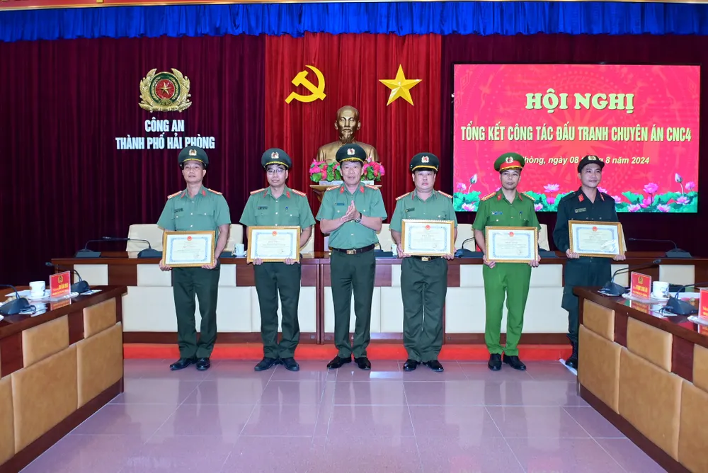 Trao thưởng các tập thể có thành tích trong chuyên án CNC4 triệt phá ổ nhóm người Trung Quốc vận hành đường dây đánh bạc online ở Hải Phòng. Ảnh: CAHP tong-ket-chuyen-an-pha-duong-day-danh-bac-online-hon-12-nghin-ti-do-nguoi-trung-quoc-van-hanh-tai-hai-phong-2.jpeg