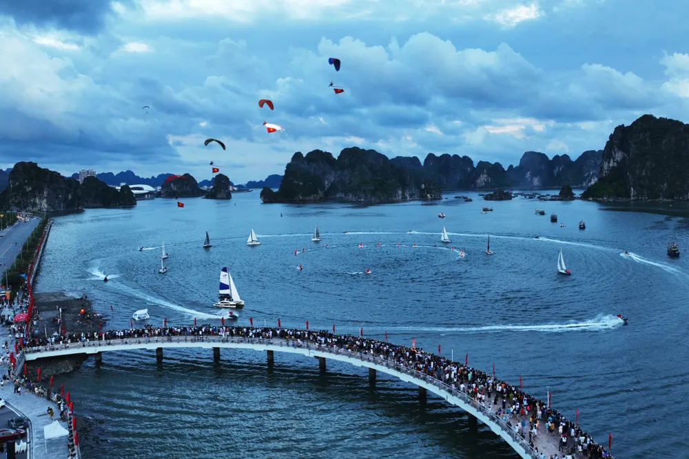 Dù bay, thuyền buồm, moto nước cùng trình diễn tạo nên khung cảnh ấn tượng bên bờ vịnh Hạ Long. Ảnh: ĐỖ PHƯƠNG thuyen-buom-du-bay-moto-nuoc-vuot-song-ha-long-2.jpg