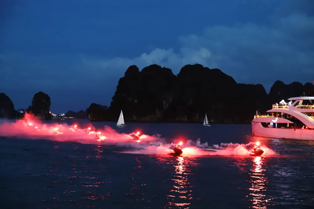 Pháo sáng bắn rực rỡ trên mặt biển. Ảnh: ĐỖ PHƯƠNG thuyen-buom-du-bay-moto-nuoc-vuot-song-ha-long-3.jpg