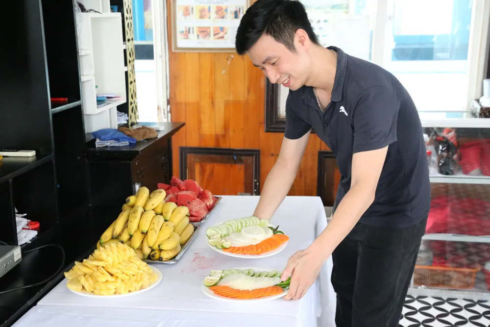Các món ăn được phục vụ là các món ăn truyền thống Ấn Độ do các đầu bếp người Ấn Độ của một nhà hàng ở Hạ Long chế biến trước và đưa lên tàu. doan-khach-du-lich-cua-ty-phu-an-do-den-ha-long-6.JPG