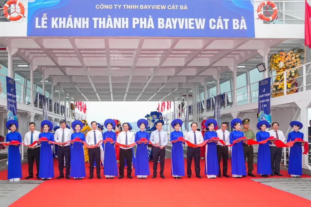 Trưởng ban Ban Kinh tế Trung ương Trần Lưu Quang, lãnh đạo TP Hải Phòng cắt băng khánh thành phà Bayview. Ảnh: NS Trưởng ban Ban Kinh tế Trung ương Trần Lưu Quang, lãnh đạo TP Hải Phòng cắt băng khánh thành phà Bayview