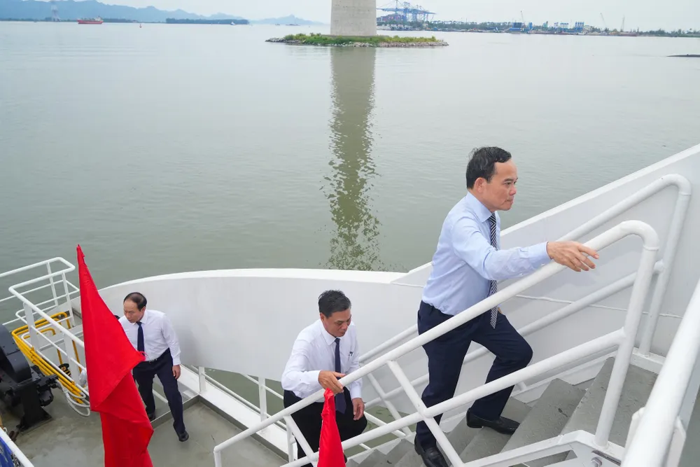 Trưởng ban Ban Kinh tế Trung ương Trần Lưu Quang cùng lãnh đạo TP Hải Phòng tham quan phà Bayview. Ảnh: NS Trưởng ban Ban Kinh tế Trung ương Trần Lưu Quang cùng lãnh đạo TP Hải Phòng thăm quan phà Bayview