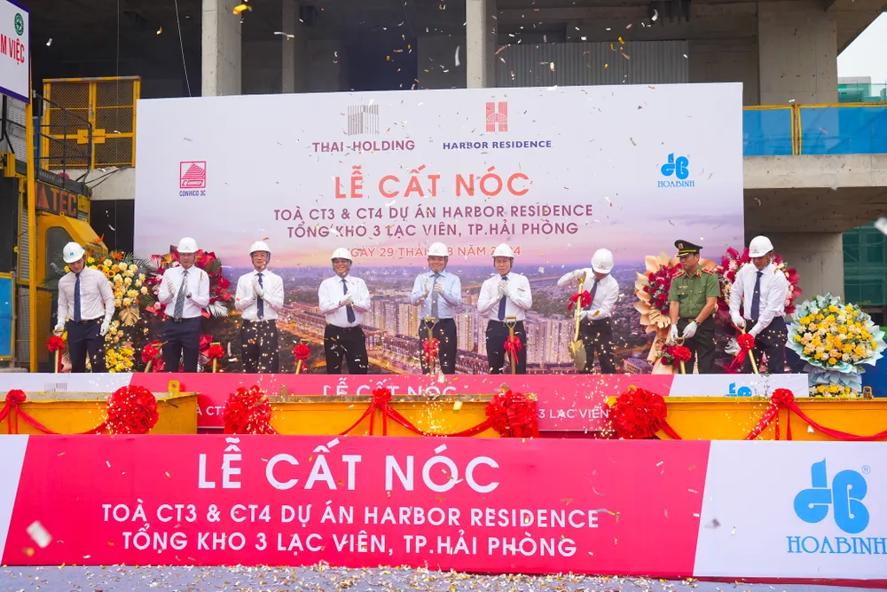 Trưởng ban Ban Kinh tế Trung ương Trần Lưu Quang cùng lãnh đạo TP Hải Phòng thực hiện nghi thức cất nóc tại Dự án Khu Nhà ở Xã hội tại Tổng kho 3 Lạc Viên hai-phong-chinh-thuc-khanh-thanh-pha-moi-ra-dao-cat-ba-3.jpg