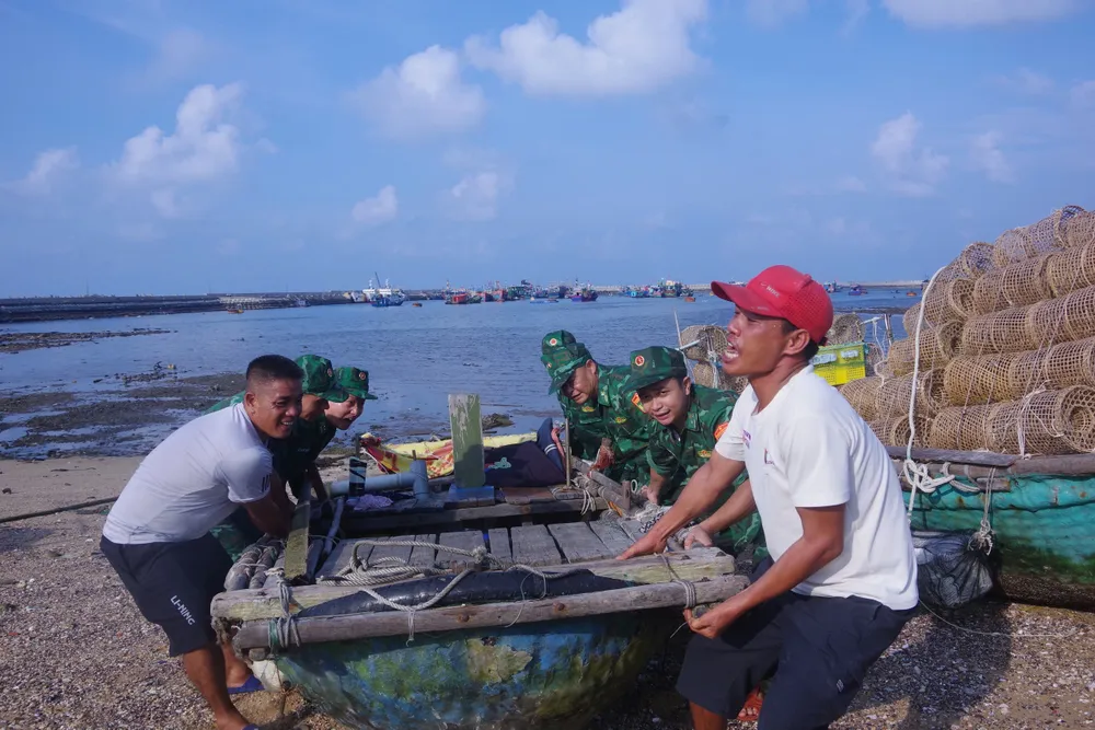 Lực lượng biên phòng hỗ trợ người dân di chuyển tàu lên bờ tại âu cảng Bạch Long Vĩ. Ảnh: SƠN HÀ Hải Phòng cấm biển, sẽ cho học sinh nghỉ học ngày 7-9 để phòng, chống bão số 3
