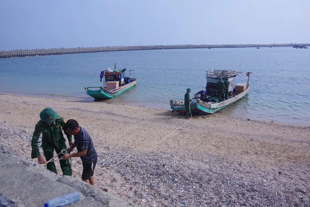 Lực lượng biên phòng hỗ trợ người dân di chuyển tàu lên bờ tại âu cảng Bạch Long Vĩ. Ảnh: SƠN HÀ hai-phong-cam-bien-ngay-mai-du-kien-cho-hoc-sinh-nghi-hoc-trong-ngay-7-9-de-phong-chong-bao-so-3-2.jpg