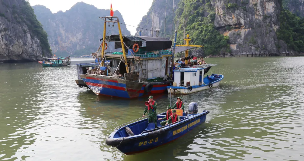Lực lượng biên phòng tỉnh Quảng Ninh thông báo cho các tàu thuyền về nơi tránh trú an toàn trước khi cơn bão số 3 đổ bộ. quang-ninh-cam-bien-tu-11-gio-ngay-mai-de-ung-pho-voi-bao-so-3-2.jpg