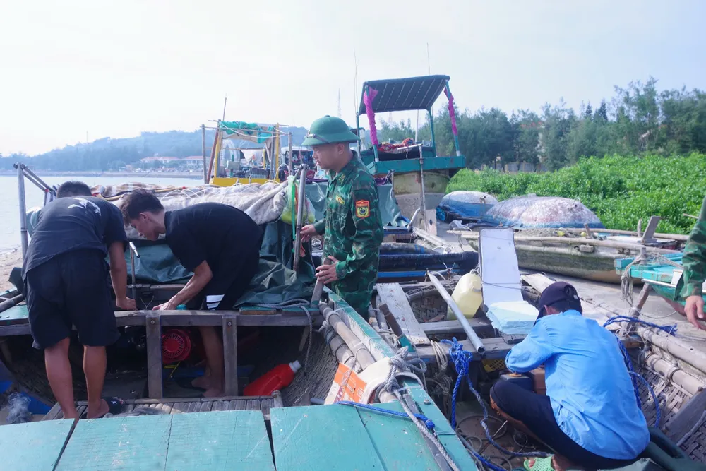 Lực lượng biên phòng phụ giúp người dân di chuyển các tàu, thuyền lên bờ tại huyện đảo Bạch Long Vĩ. Ảnh: SƠN HÀ cac-huyen-dao-hoi-ha-phong-chong-sieu-bao-so-3-1.jpg