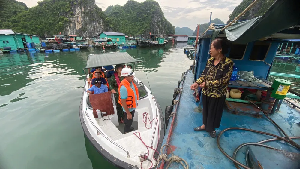 Lực lượng chức năng tuyên truyền cho người dân trên các cơ sở bè nuôi trồng và dịch vụ thủy sản lên bờ, về nơi tránh trú an toàn trước cơn bão số 3. Ảnh: XUÂN THỦY cac-huyen-dao-hoi-ha-phong-chong-sieu-bao-so-3-4.jpg