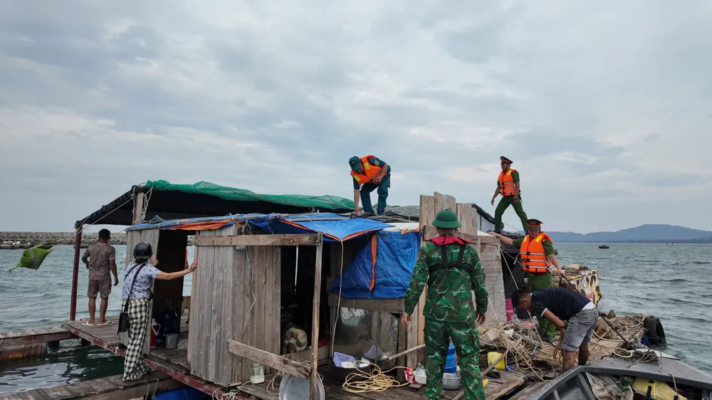 Lực lượng chức năng phụ giúp người dân chằng buộc lại bè. Ảnh: THU BÁU cac-huyen-dao-hoi-ha-phong-chong-sieu-bao-so-3--7.jpg