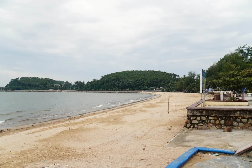 Ghi nhận của PLO vào chiều 6-9 tại Khu du lịch Đồ Sơn (quận Đồ Sơn, Hải Phòng), sau khi có công văn từ UBND TP về việc đình chỉ các hoạt động du lịch, vui chơi giải trí tại các khu vực biển đảo từ 11 giờ trưa nay, trên các bãi biển của Đồ Sơn đã không còn một bóng khách. 