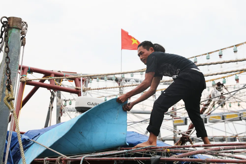 Ngư dân chủ động gia cố, chằng chống phương tiện. hai-phong-quang-ninh-du-kien-ke-hoach-di-doi-hang-chuc-nghin-nguoi-dan-trong-hom-nay-truoc-con-bao-so-3-1.jpg