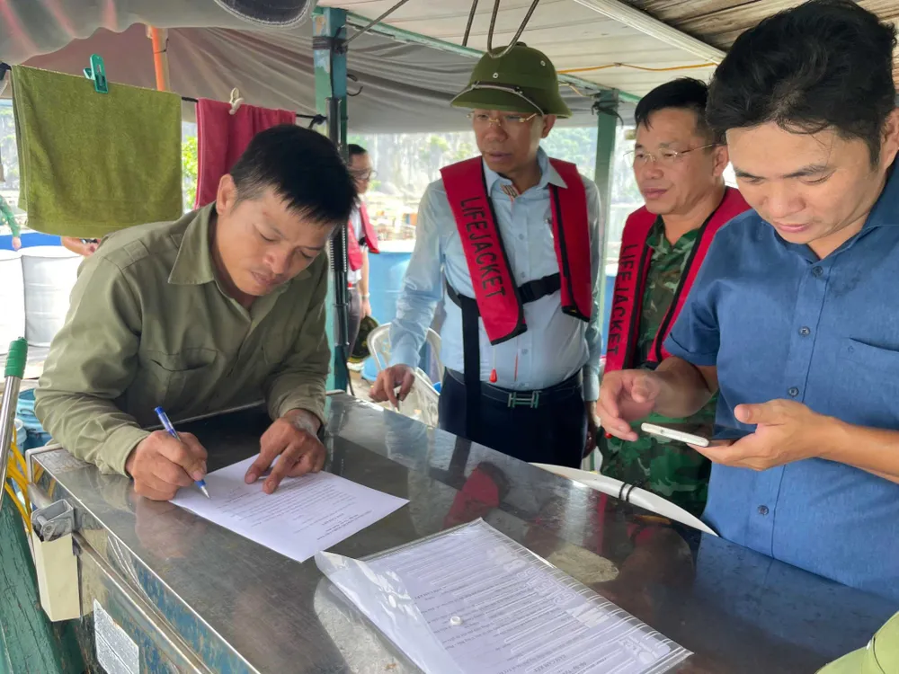 Các hộ dân nuôi trồng thủy sản trên địa bàn phường Quang Hanh, TP Cẩm Phả ký cam kết di dời lên bờ tránh trú trước 16 giờ ngày 6-9 hai-phong-quang-ninh-du-kien-ke-hoach-di-doi-hang-chuc-nghin-nguoi-dan-trong-hom-nay-truoc-con-bao-so-3-2.jpg