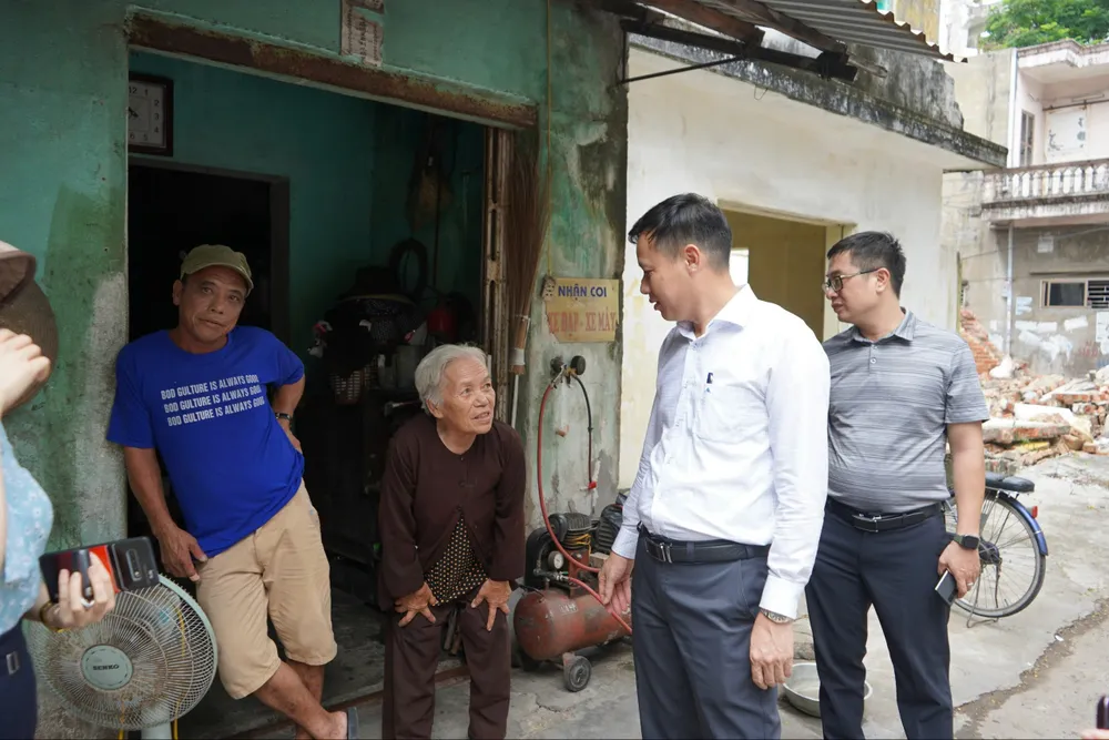 Lãnh đạo quận Ngô Quyền trực tiếp đi động viên các hộ dân ở các chung cư cũ di dời về nơi tránh trú an toàn đã được quận bố trí trước cơn bão số 3. Ảnh: ANH VŨ Lãnh đạo quận Ngô Quyền trực tiếp đi động viên các hộ dân ở các chung cư cũ di dời về nơi tránh trú an toàn đã được quận bố trí trước cơn bão số 3. Ảnh: ANH VŨ