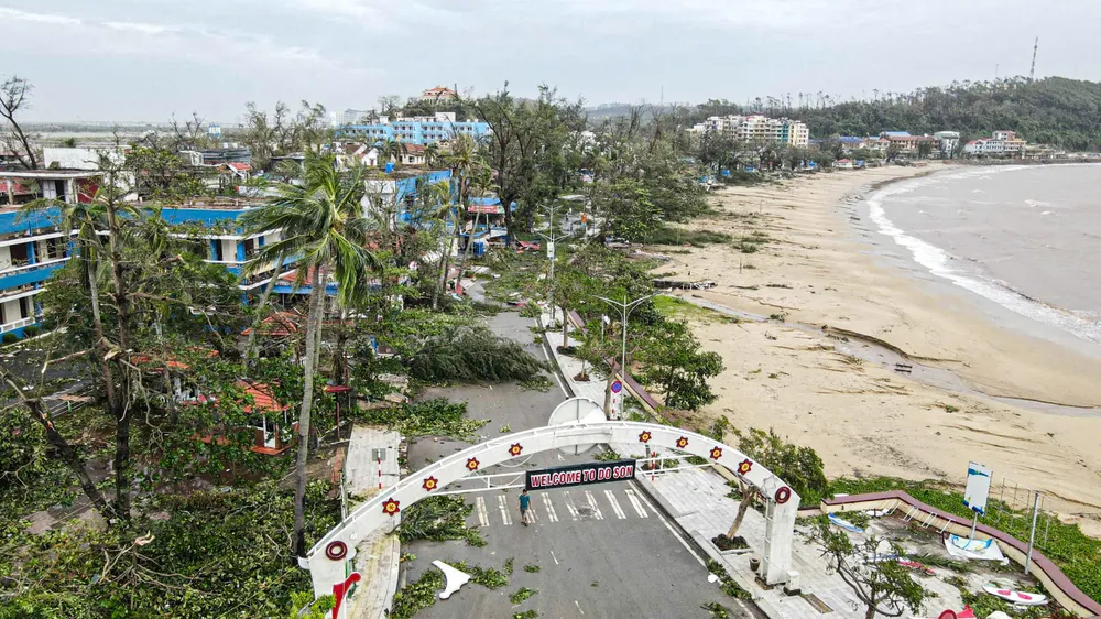 Bãi biển khu 2 Đồ Sơn hoang tàn sau bão số 3. Ảnh: NGỌC SƠN