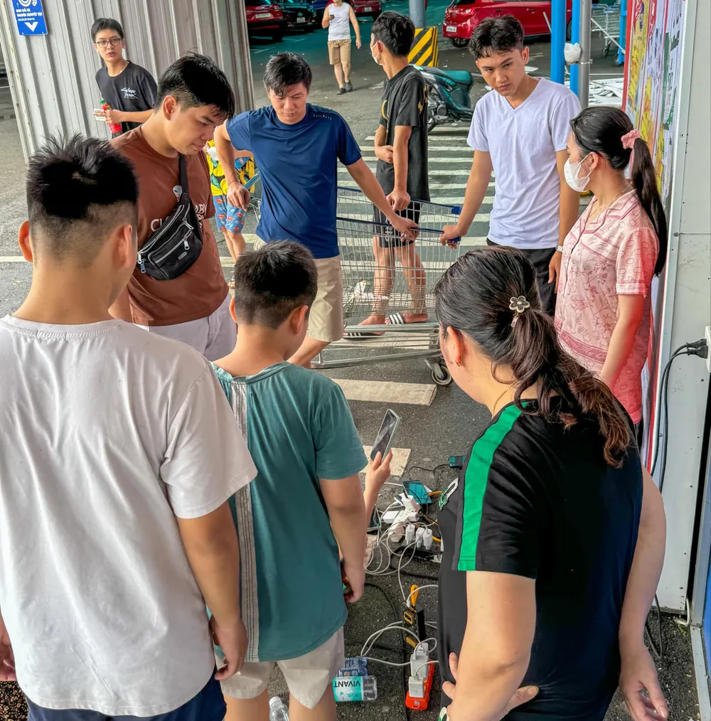 Nhiều người tìm đến các trung tâm thương mại, siêu thị để... sạc điện thoại vì gia đình mất điện sau trận càn quét của bão số 3. Ảnh: LÊ HIỆP