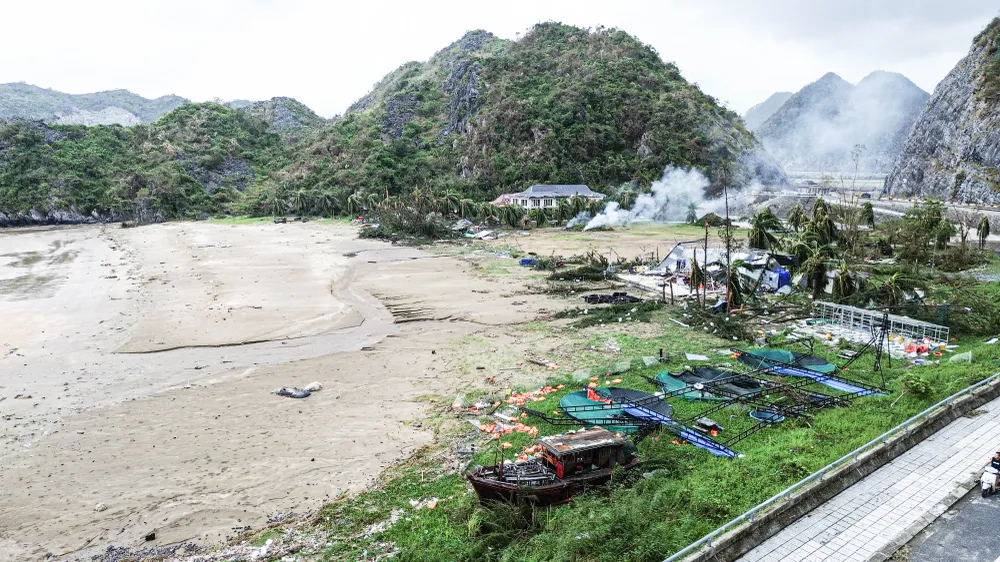 Bãi biển Tùng Thu tan hoang sau bão số 3. Ảnh: NGỌC SƠN nhung-hinh-anh-hoang-tan-dau-tien-ve-cat-ba-sau-bao-so-3-10.jpg