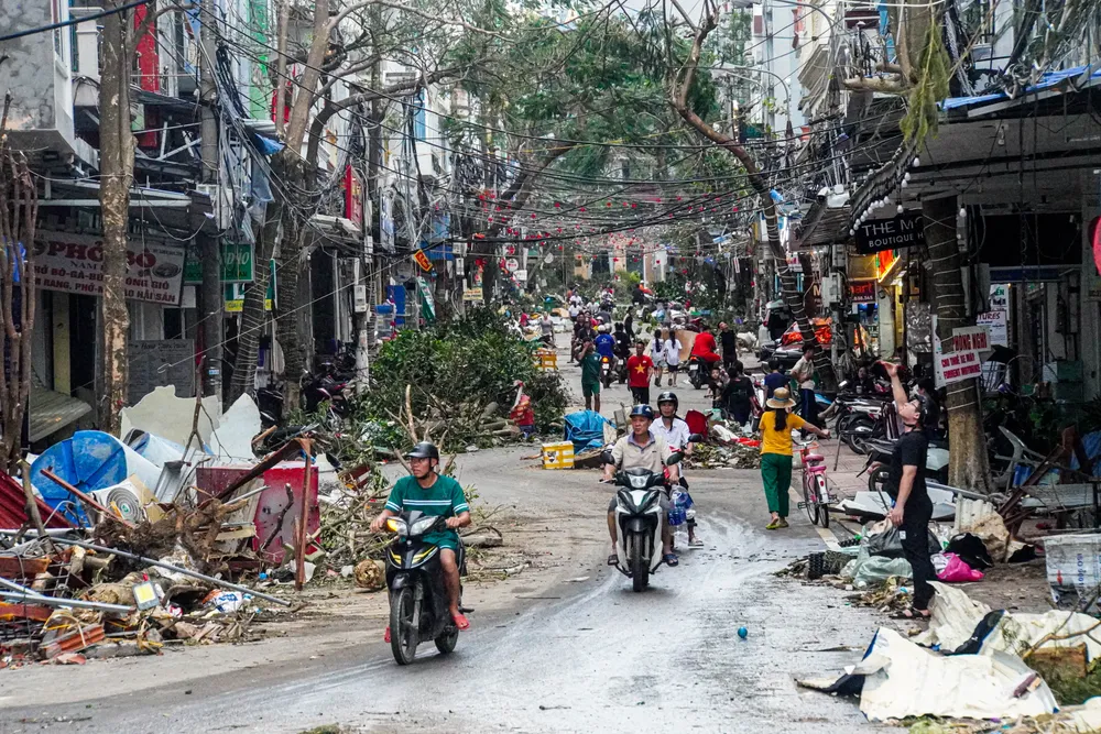 Đảo Cát Bà (Hải Phòng) tan hoang sau khi bị cơn bão số 3 quét qua. Ảnh: NGỌC SƠN nhung-hinh-anh-hoang-tan-dau-tien-ve-cat-ba-sau-bao-so-3-27.jpg