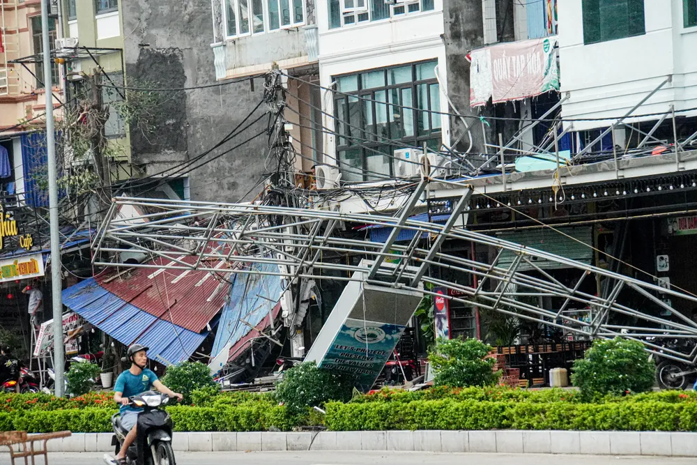 Bão số 3 khiến Cát Bà thiệt hại nặng nề. Trao đổi với PLO, đại diện lãnh đạo huyện Cát Hải cho biết khi bão đổ bộ, đảo Cát Bà mất kết nối với đất liền. Trong 4 ngày qua, đảo Cát Bà mất điện nước, mất mạng viễn thông do đó các đơn vị cơ sở phải đi xe máy trực tiếp vào trung tâm thị trấn Cát Bà để họp, báo cáo tình hình thiệt hại mỗi ngày. Huyện cũng chỉ có thể liên lạc, báo cáo với TP Hải Phòng qua bộ đàm của đơn vị công an. Công tác chỉ đạo, khắc phục hậu quả gặp nhiều khó khăn. Ảnh: NGỌC SƠN nhung-hinh-anh-hoang-tan-dau-tien-ve-cat-ba-sau-bao-so-3-28.jpg