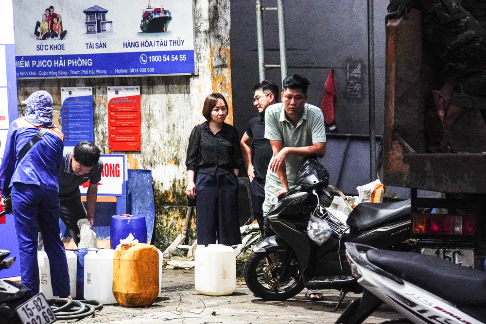 Người dân trên đảo Cát Bà cho biết trong mấy ngày vừa qua, mỗi người chỉ được mua 100 nghìn đồng tiền xăng dầu, tuy nhiên đến thời điểm này trên đảo cũng không còn xăng dầu để cung cấp phục vụ máy phát điện hay đi lại. Theo thông tin của PLO, ngay khi kết nối được với đảo, một số xe chở xăng dầu cũng đã ra được đảo để cung cấp cho người dân. Về tình hình điện, có thể trong ngày mai, 10-9, hệ thống điện sẽ được kết nối trở lại. Ảnh: NGỌC SƠN nhung-hinh-anh-hoang-tan-dau-tien-ve-cat-ba-sau-bao-so-3-37.jpg