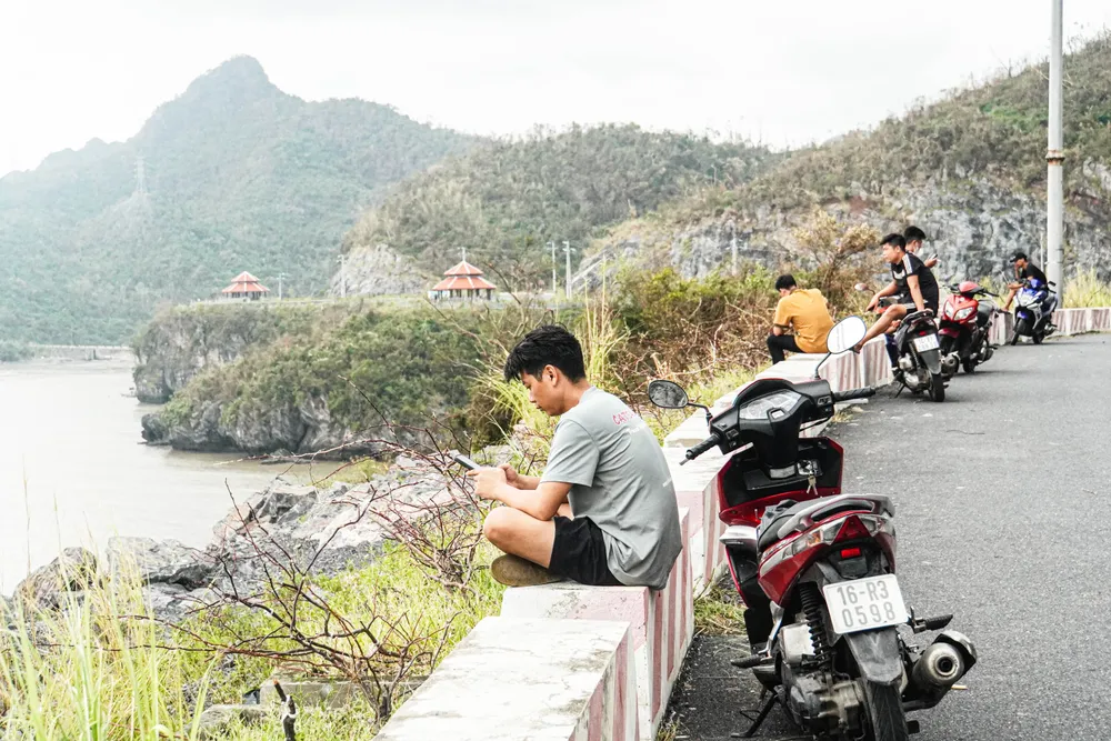 Đảo Cát Bà mất sóng điện thoại 4 ngày qua và đến sáng nay, một số người cho biết đã có sóng điện thoại ở khu vực xã Hiền Hào. Nhiều người từ trong thị trấn Cát Bà di chuyển gần 15km để ra khu vực này đón sóng, gọi điện cho người thân để bớt lo lắng. Ảnh: NGỌC SƠN nhung-hinh-anh-hoang-tan-dau-tien-ve-cat-ba-sau-bao-so-3-6.jpg