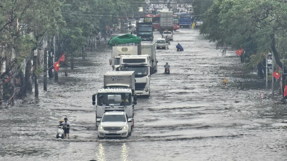 Mưa lớn gây ngập lụt trên đường Hùng Vương, quận Hồng Bàng sáng 11-9. Ảnh: HL