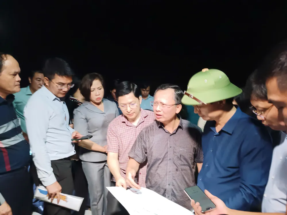 Chủ tịch UBND tỉnh Quảng Ninh Cao Tường Huy chỉ đạo tại hiện trường hôm 11-9, yêu cầu di dời nhân dân khẩn cấp khỏi khu vực sạt trượt. Ảnh: MINH HÀ lo-ngai-sat-lo-quang-ninh-di-doi-nhan-dan-khan-cap-trong-dem-1.jpg