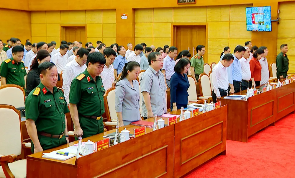 Các đại biểu dự hội nghị dành một phút mặc niệm tưởng nhớ các nạn nhân bị thiệt mạng do bão số 3 gây ra.