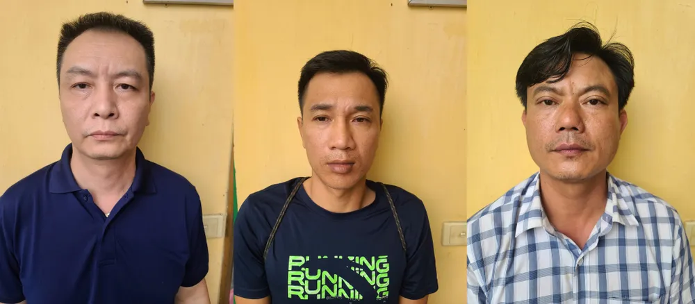 Lê Vũ Tùng Lâm, Đỗ Văn Tuấn, Phạm Văn Phong (từ trái sang phải). Trong đó Lâm và Tuấn bị bắt vì buôn lậu. Ảnh: CAQN Lê Vũ Tùng Lâm, Đỗ Văn Tuấn, Phạm Văn Phong (từ trái sang phải). Trong đó Lâm và Tuấn bị bắt vì buôn lậu. Ảnh: CAQN