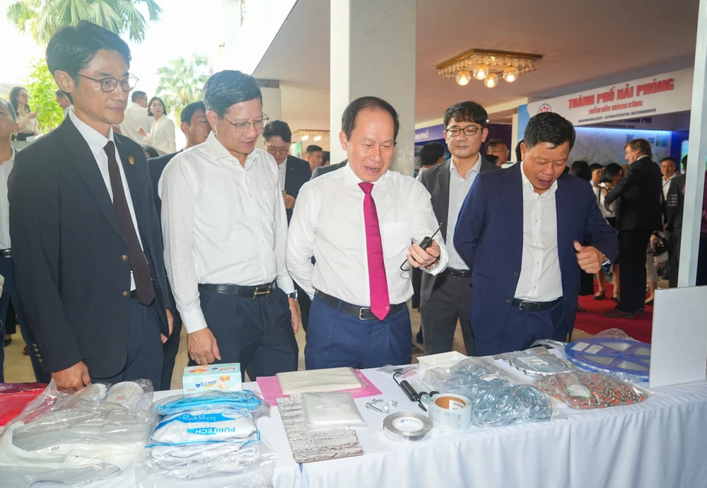 Bí thư Thành ủy Hải Phòng Lê Tiến Châu tham quan các gian hàng của các doanh nghiệp FDI đang đầu tư tại Hải Phòng. Ảnh: ĐT