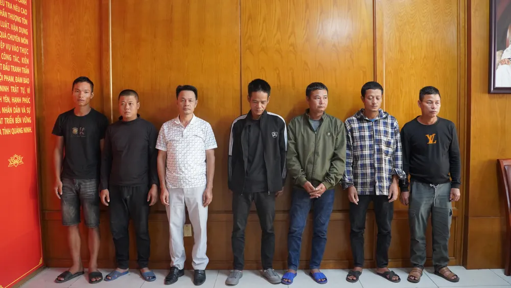 Nhóm "cát tặc" tại cơ quan công an. Ảnh: CAQN pha-chuyen-an-bat-duong-day-khai-thac-cat-trai-phep-quy-mo-rat-lon-1.jpg