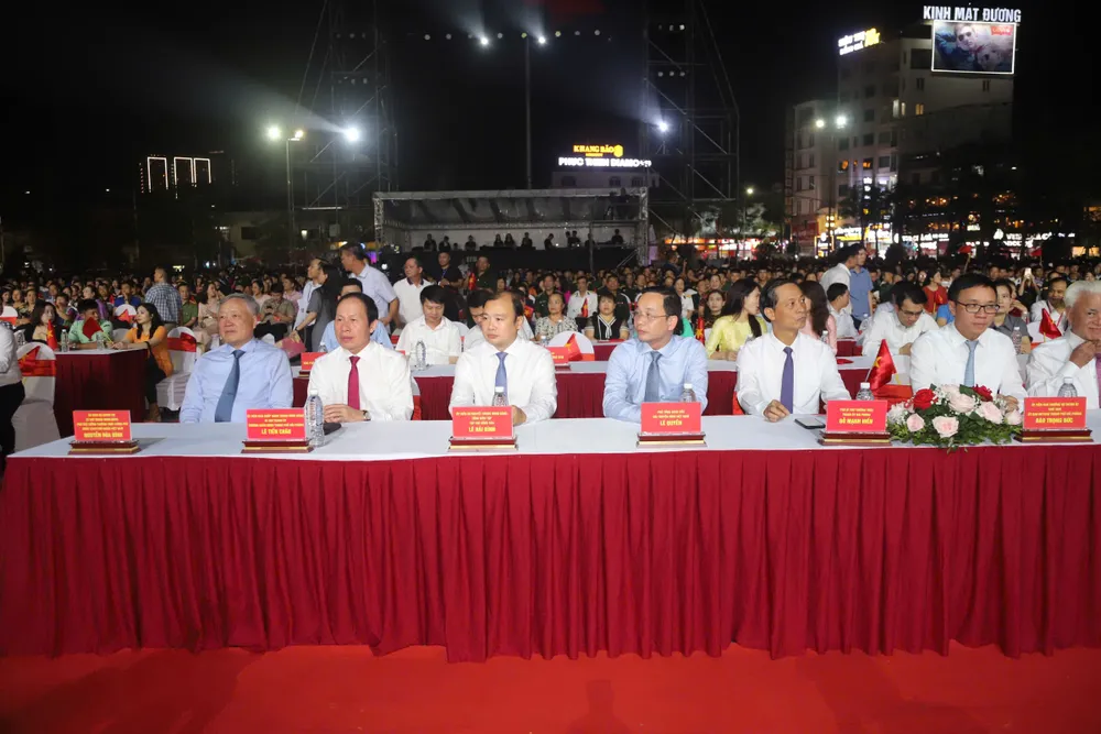 Tại điểm cầu Nhà hát thành phố Hải Phòng, ông Nguyễn Hòa Bình, Phó Thủ tướng Thường trực Chính phủ; Lại Xuân Môn, Phó Trưởng ban Thường trực Ban Tuyên giáo Trung ương, Bí thư Thành ủy Hải Phòng Lê Tiến Châu cùng đông đảo người dân TP Hải Phòng tham dự. Ảnh: NS