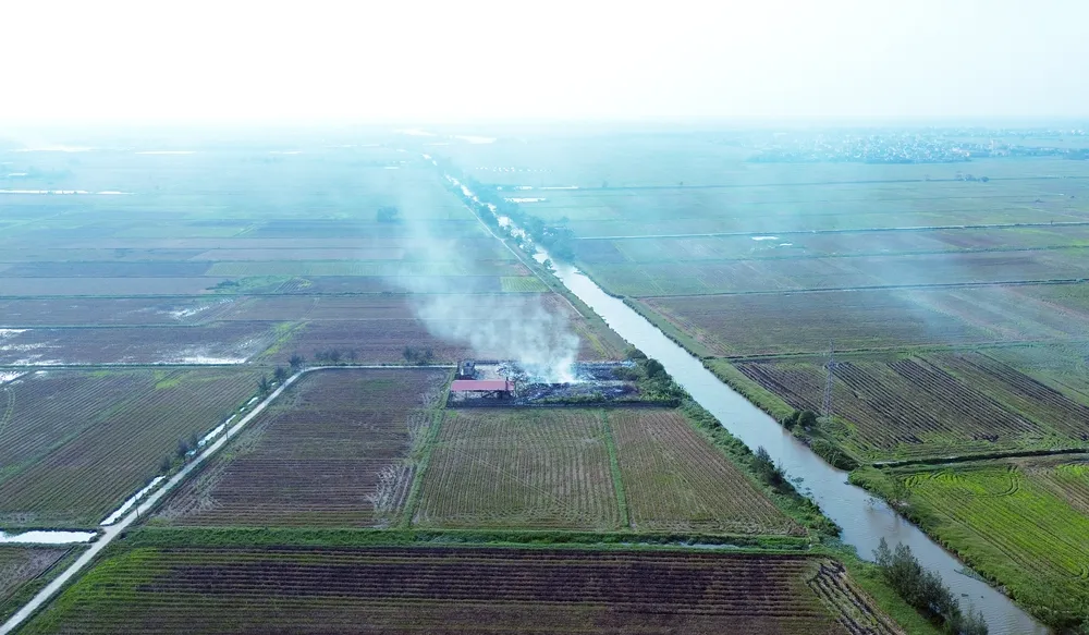 Ghi nhận thực tế của PLO tại bãi rác xã Thụy Sơn, huyện Thái Thụy cho thấy có tình trạng đốt rác. Ảnh: NGỌC SƠN