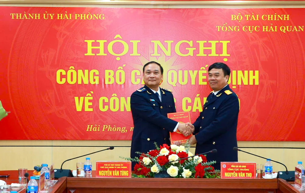Tổng cục trưởng Nguyễn Văn Thọ (phải) trao quyết định bổ nhiệm cho ông Trần Mạnh Cường, tân Cục trưởng Cục Hải quan Hải Phòng. Ảnh: DT