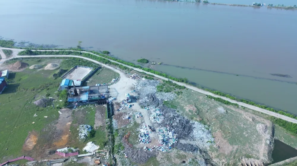 Bãi rác tại xã Quốc Tuấn (huyện An Lão) có dấu hiệu xử lý rác bằng cách đốt bên cạnh việc chôn lấp. Ảnh: NGỌC SƠN