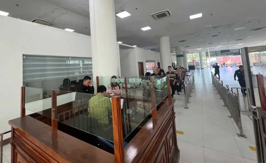 Hành khách làm thủ tục xuất nhập cảnh qua Cửa khẩu Cầu Bắc Luân II khoi-phuc-tuyen-van-tai-hanh-khach-quoc-te-trung-quoc-viet-nam-2.jpg