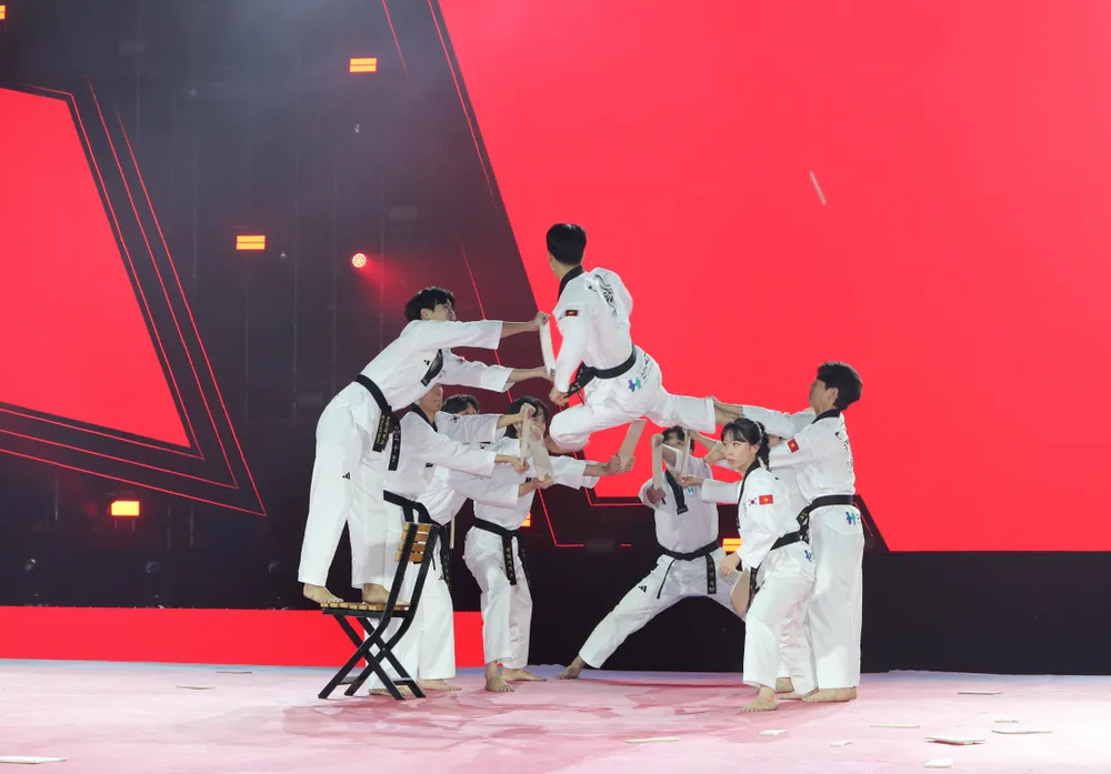 man-nhan-man-trinh-dien-tai-le-khai-mac-giai-taekwondo-canh-sat-chau-a-mo-rong-nam-2024-10.jpg