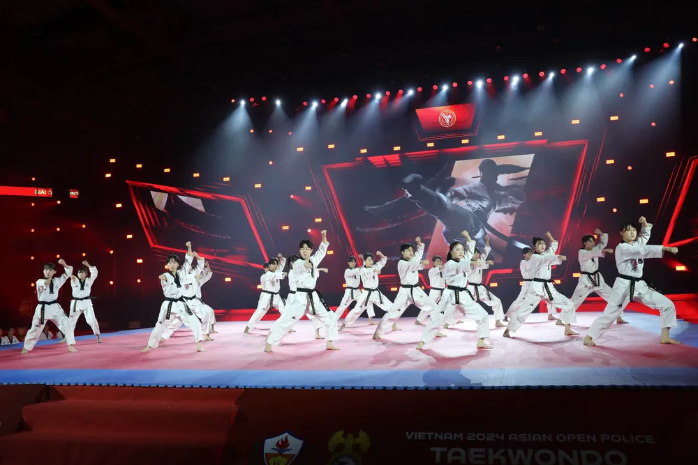 man-nhan-man-trinh-dien-tai-le-khai-mac-giai-taekwondo-canh-sat-chau-a-mo-rong-nam-2024-6.jpg