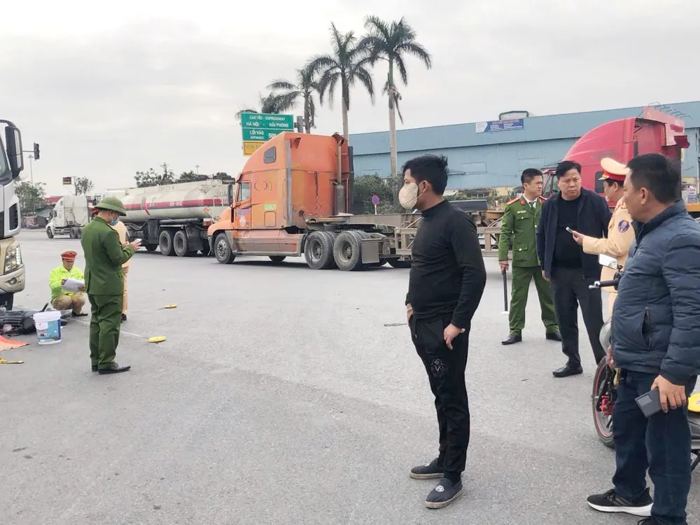 Hiện trường vụ việc tai nạn giao thông giữa xe đầu kéo và xe máy