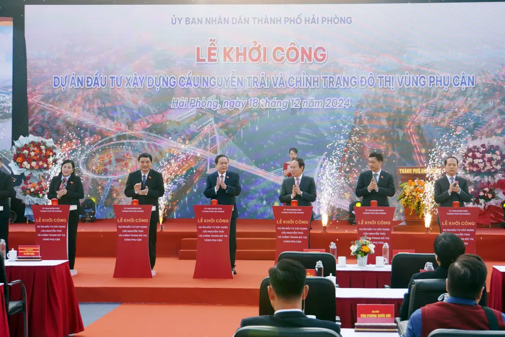 Chủ tịch Quốc hội Trần Thanh Mẫn bấm bút khởi công dự án xây dựng cầu Nguyễn Trãi. Ảnh: NGỌC SƠN