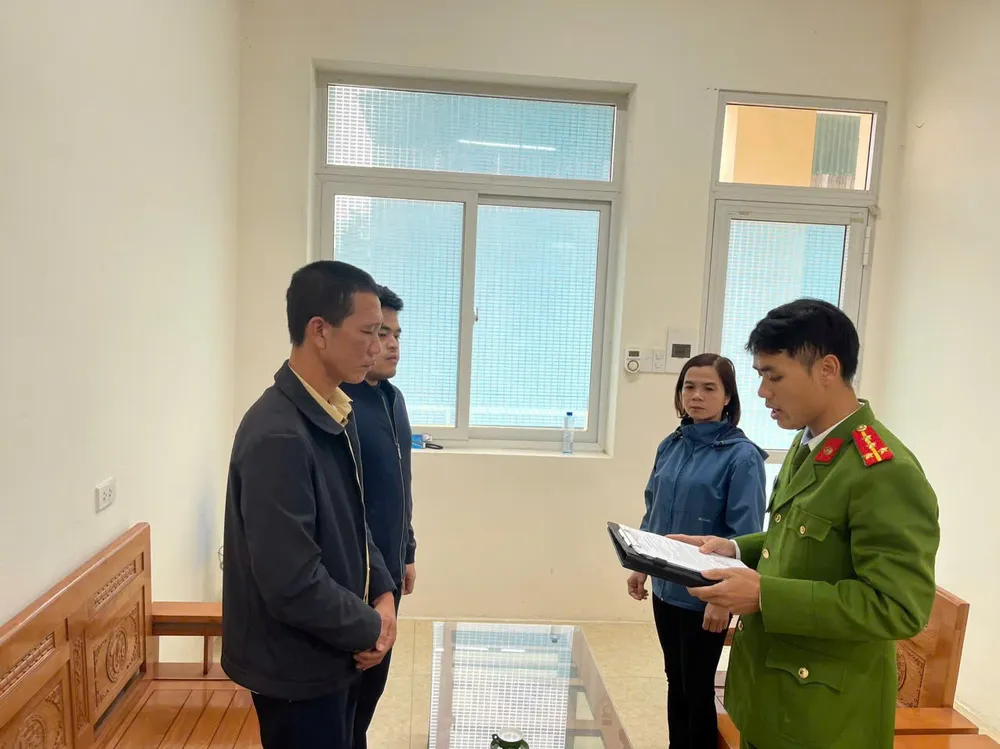 Lê Văn Tuấn (ngoài cùng bên trái) bị khởi tố vì ném hỏng điện thoại của vợ. Ảnh: CAQN