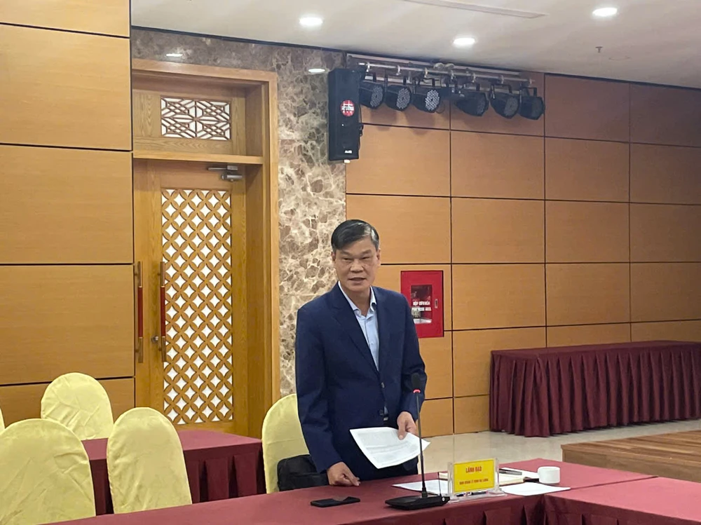 Trưởng ban Quản lý Vịnh Hạ Long thông tin tại hội nghị. Ảnh: NGỌC SƠN