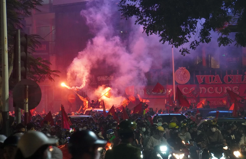 Người dân Hải Phòng 'đi bão' sau chức vô địch của đội tuyển Việt Nam. Ảnh: NGỌC SƠN