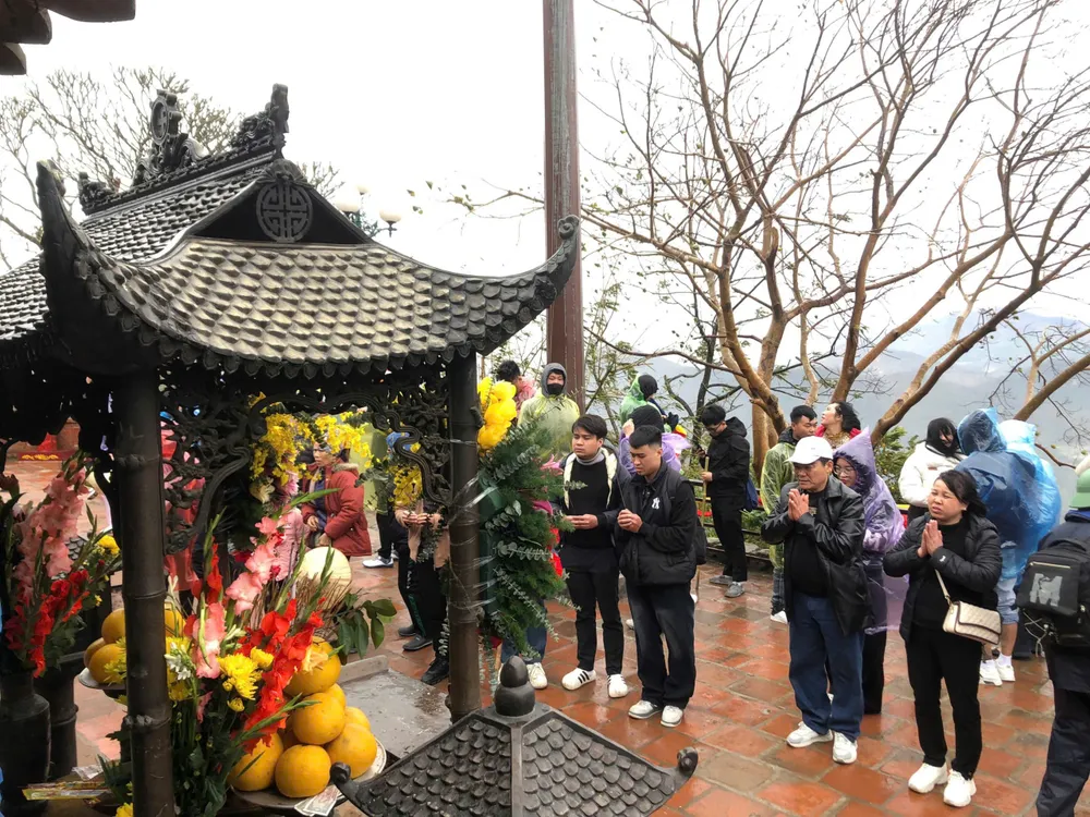 Du khách, tăng ni, Phật tử hành hương đến Yên Tử trong ngày khai hội Xuân Yên Tử 2025